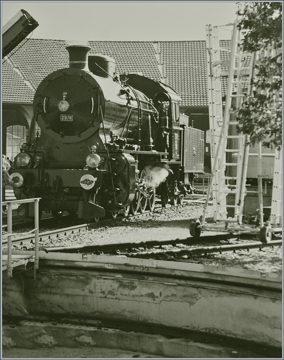 Die SBB Historic C 5/6 2978  Elefant  bei den Feierlichkeiten  150 Jahre Schweizer Bahnen  (1847-1997) in Delémont bei der Drehscheibe. 

Analogbild vom Sommer 1997