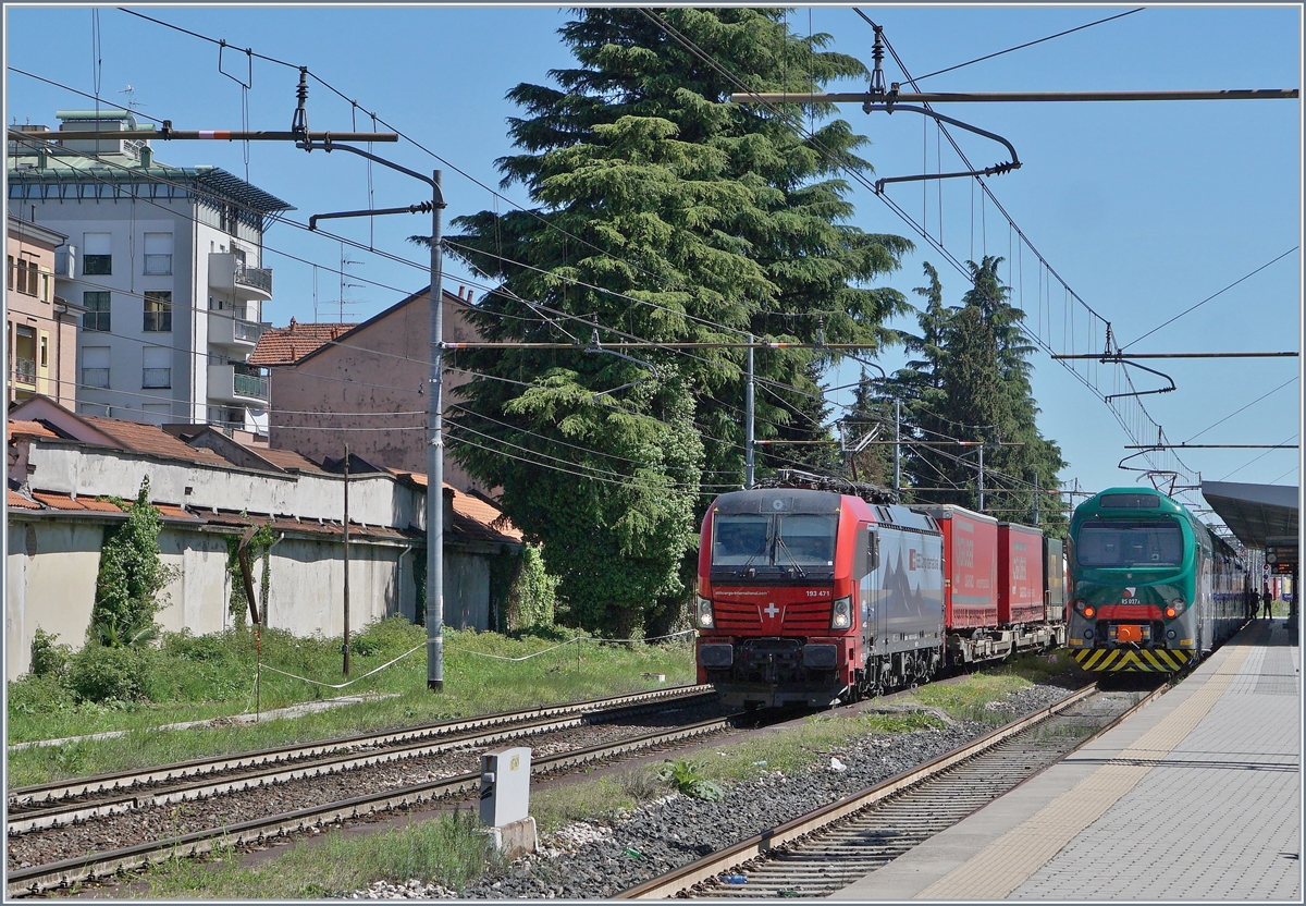 Die SBB International Re 475 471  Karlsruhe ( (91 80 6193 471-0 D-SIEAG) und ein Trenord Ale 711 in Gallarate.

27. April 2019