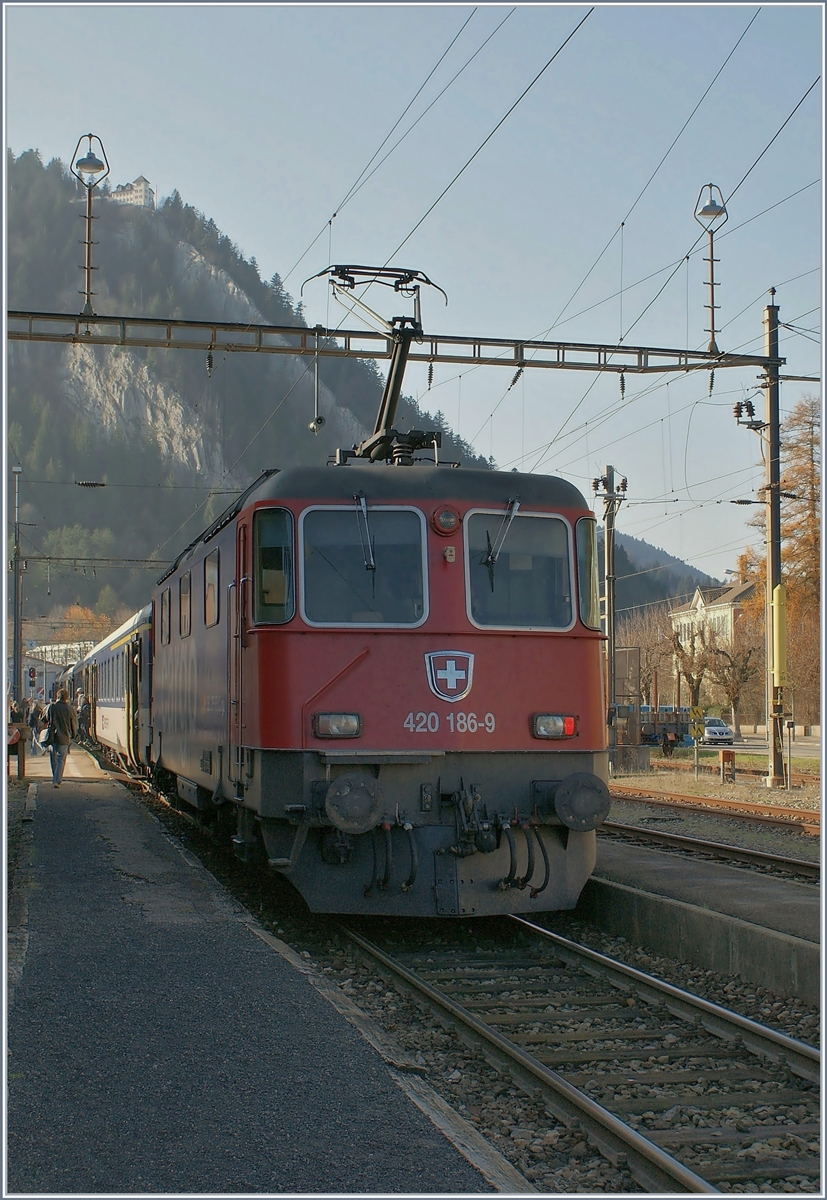 Die SBB Re 420 186-9 mit einem Regionalzug nach Buttes.

19. Nov. 2009 