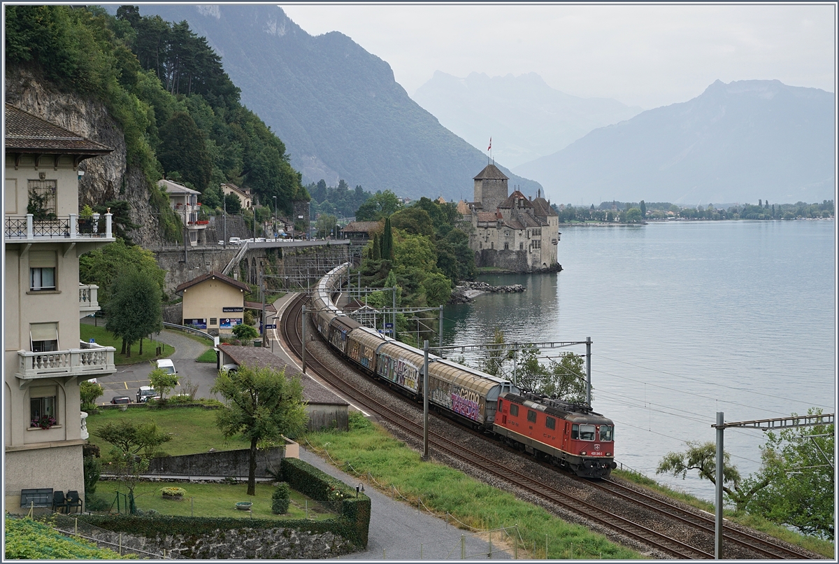 Die SBB Re 420 245-3 auf dem Weg Richtung Lausanne beim Château de Chillon.
28. August 2017