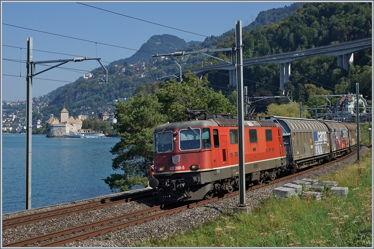 Die SBB Re 420 249-5 mit einem Güterzug vor der Kulisse des Schloss von Chillon und einem Dampfschiff.
21. August 2018