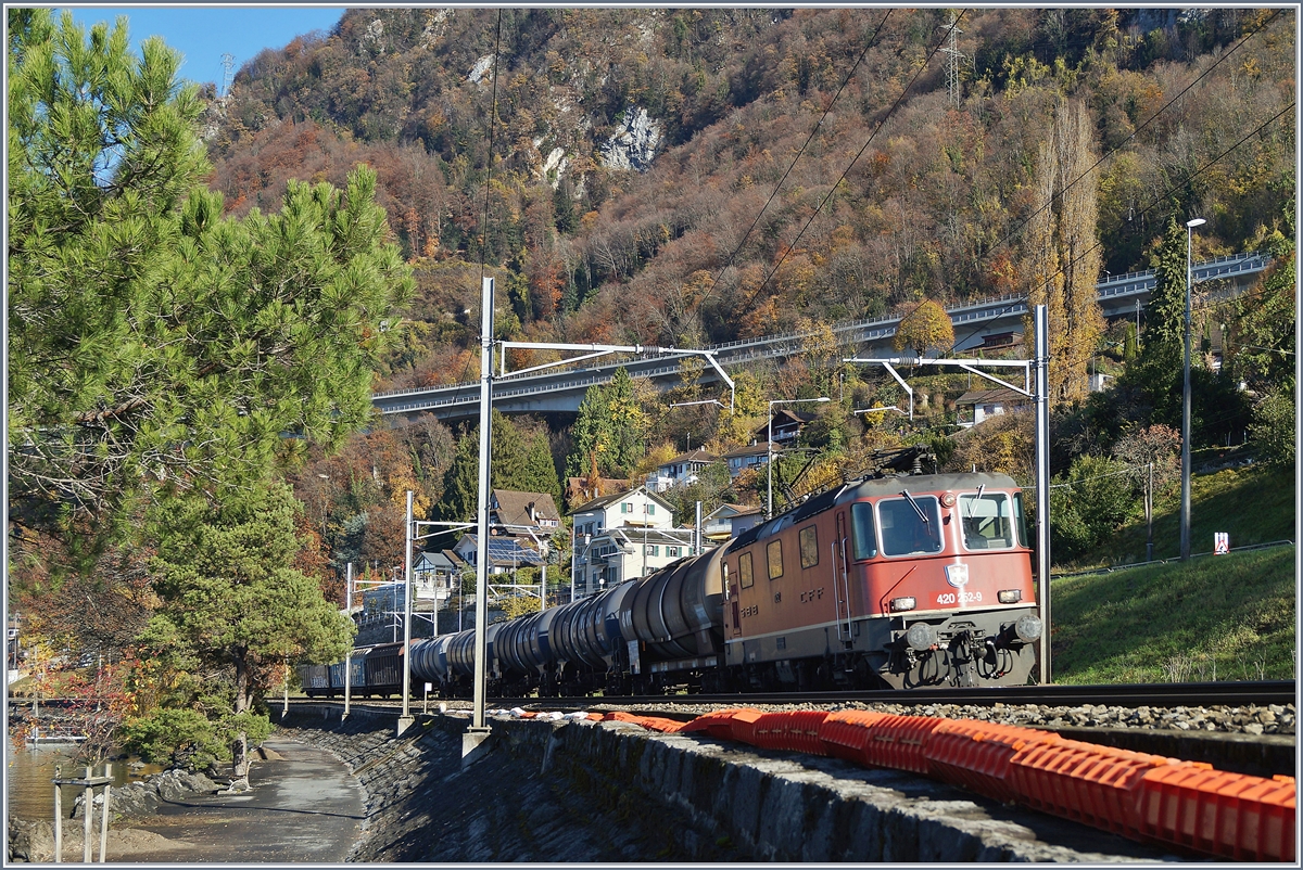 Die SBB Re 420 252-9 mit einem kurzen Güterzug kurz vor Villeneuve.
20. Nov. 2017 