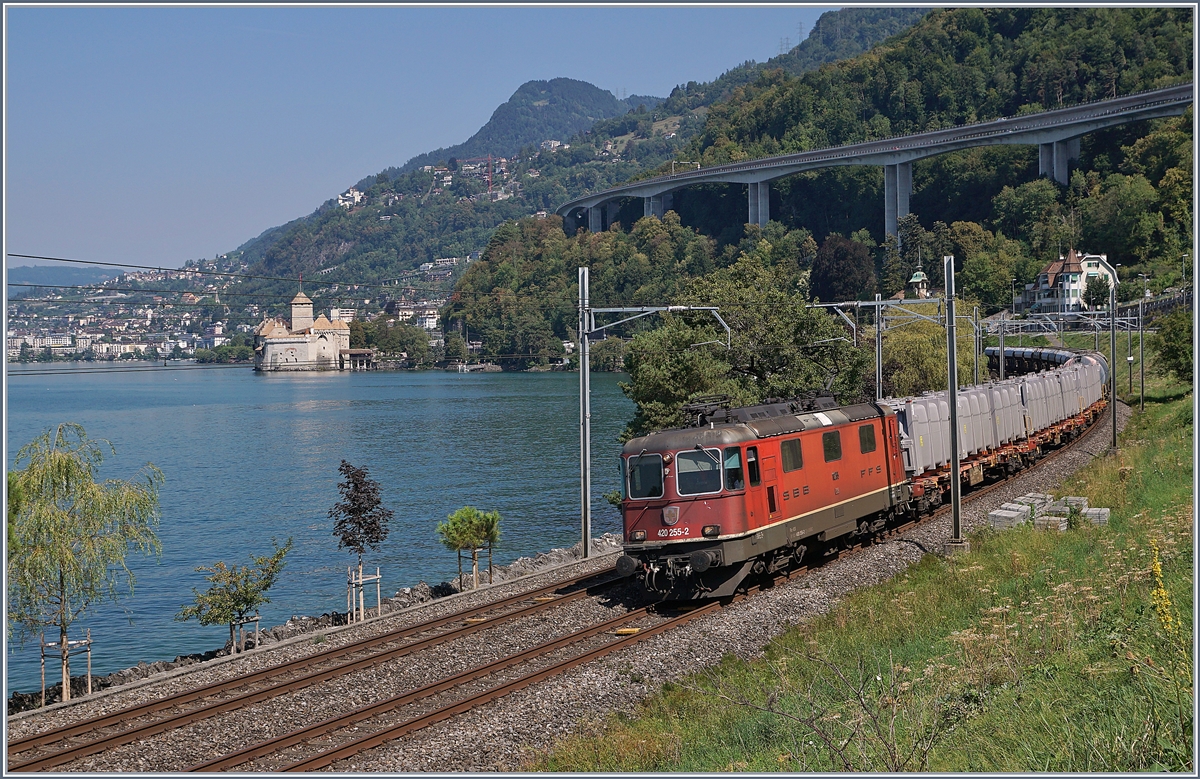 Die SBB Re 420 255-2 mit einem Güterzug beim Château de Chillon.
21. Aug. 2018