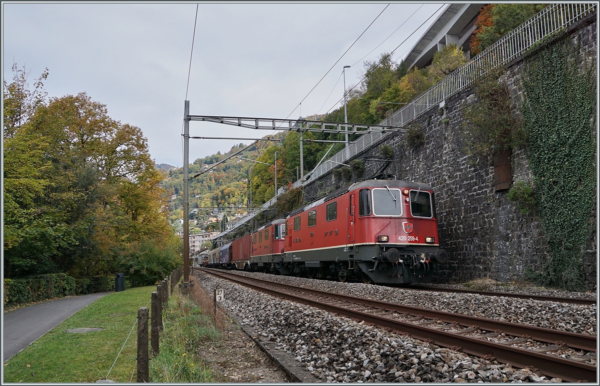 Die SBB Re 420 269-4 und eine weitere mit einem kurzen Güterzug kurz nach der Haltestelle Veytaux Chillon auf der Fahrt in Richtung Wallis.

20. Okt. 2020