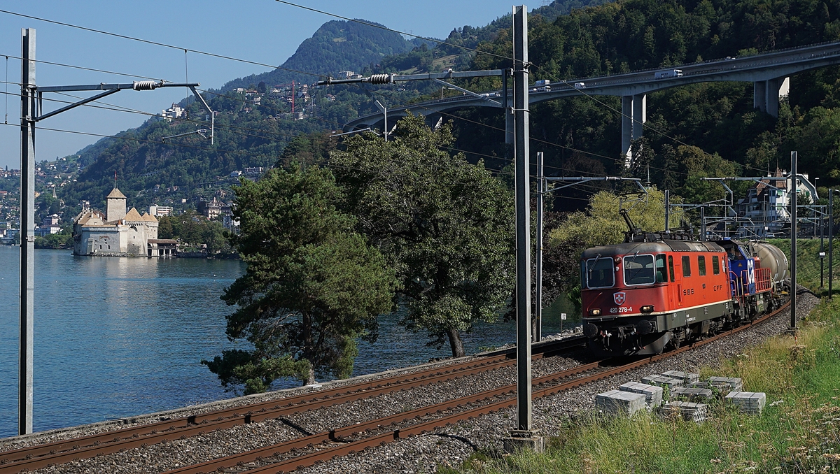 Die SBB Re 420 278-4  Cham  und eine Am 843 mit einem kurzen Güterzug bei Villeneuve.
21. Aug. 2018