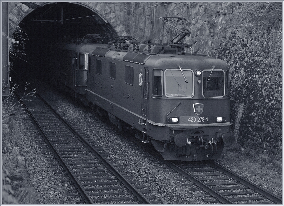 Die SBB Re 420 278-4 und eine weitere kurz nach Lutry; zur Zeit wird der Tunnel umgebaut.

3. Nov. 2017