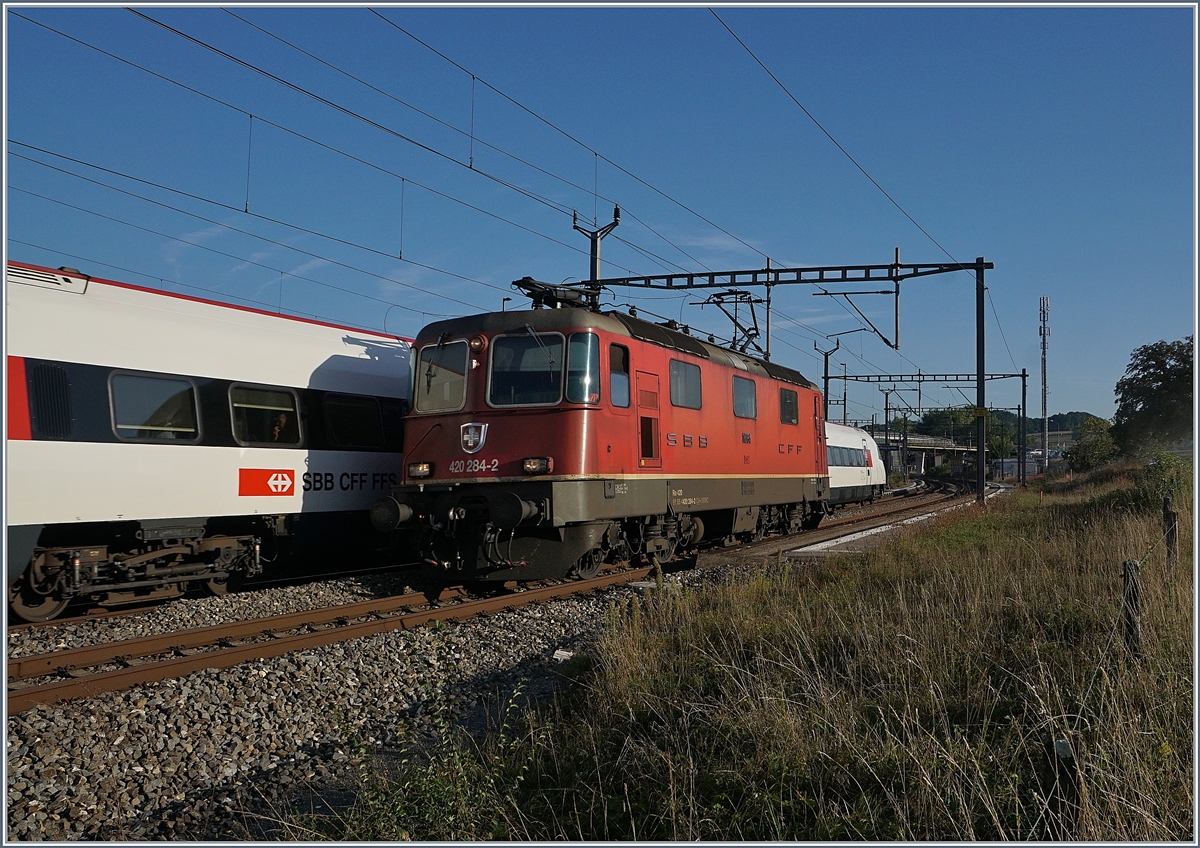 Die SBB Re 420 284-2 begegnet in Vufflens la Ville einem ICN.
29. August 2018