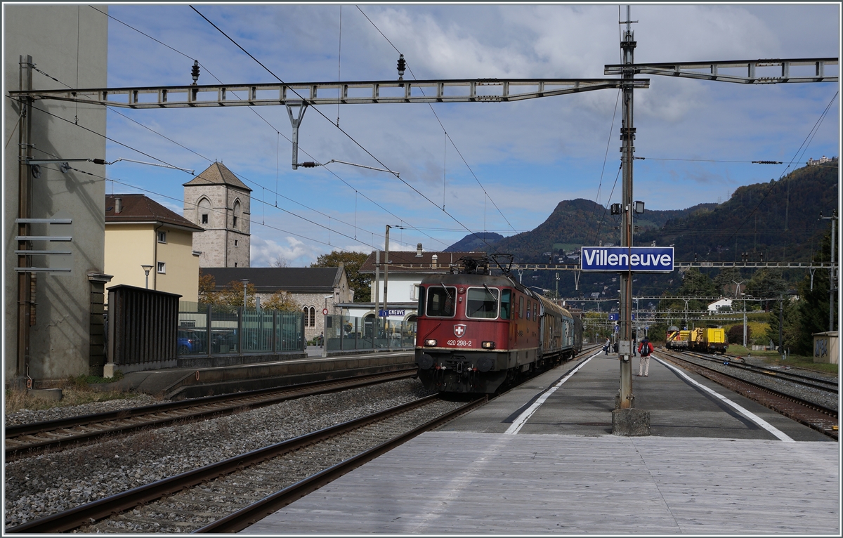 Die SBB Re 420 298-2 fährt mir einem Güterzug in Villeneuve durch.

12. Okt. 2020