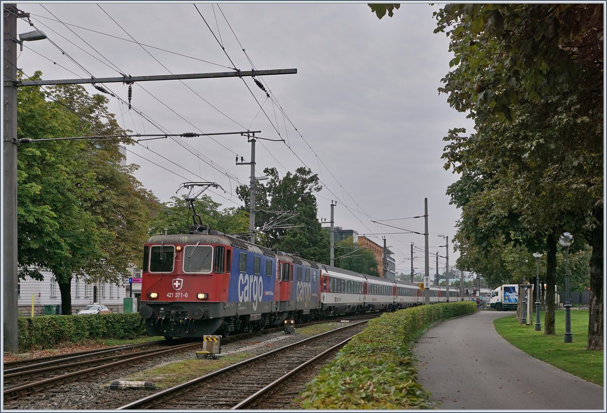 Die SBB Re 421 371-6 und einer weiteren* verlassen mit dem EC nach München den Bahnhof vor Bregenz. 

17. Sept. 2019


*Umlaufbedingt