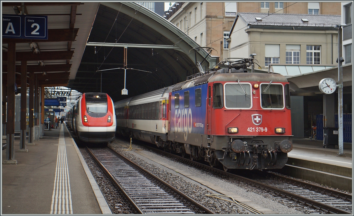 Die SBB Re 421 379-9 mit dem EC 196 München - Zürich HB verlässt St.Gallen, der ICN wird dem EC auf Blockdistanz folgen. 
20. Sept. 2015