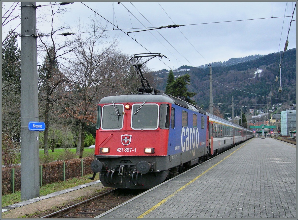 Die SBB Re 421 397-1 erreicht mit einem EC von München nach Zürich das österreichische Bregenz.
12.12.2006