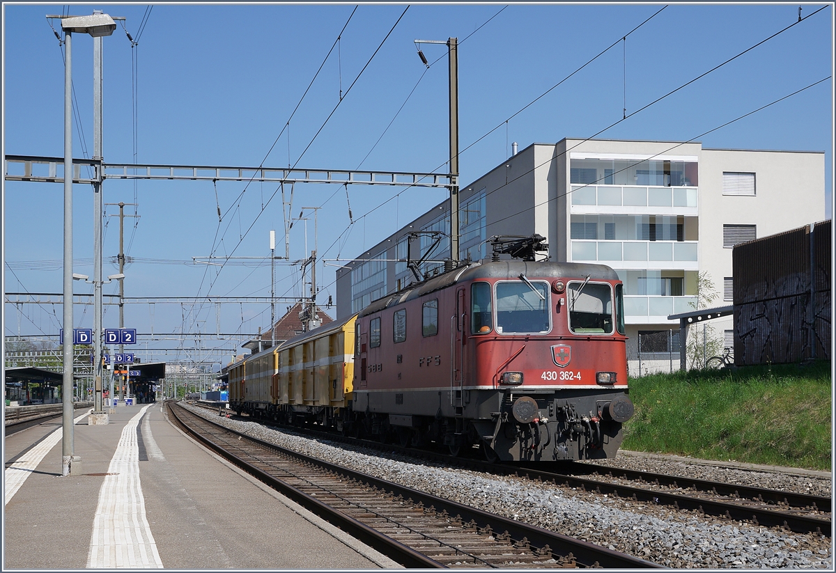 Die SBB Re 430 362-4 wartet mit ihrem Postzug eine Überholung ab.
11. April 2017