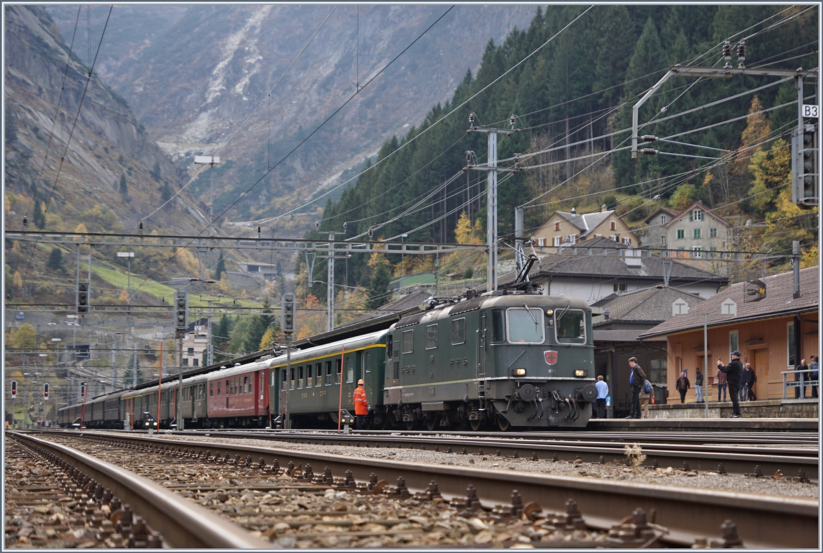 Die SBB Re 4/4 11161 am Schluss des Dampfzuges sugeriet, wie vor gut dreissig Jahren der Süd-Nord Verkehr am Gotthard sich zeigte.
Göschenen, den 21. Okt. 2017