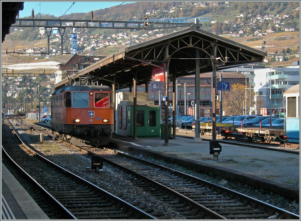 Die SBB Re 4/4 II 11320 im  Interregio-Cargo -Farbkleid in Vevey.
12. Nov. 2013