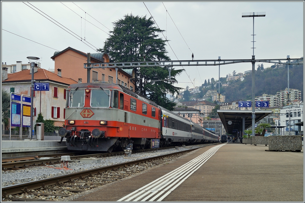 Die SBB Re 4/4 II 11109 wartet in Locarno mit dem IR 2184 nach Basel auf die Abfahrt.
21. März 2014