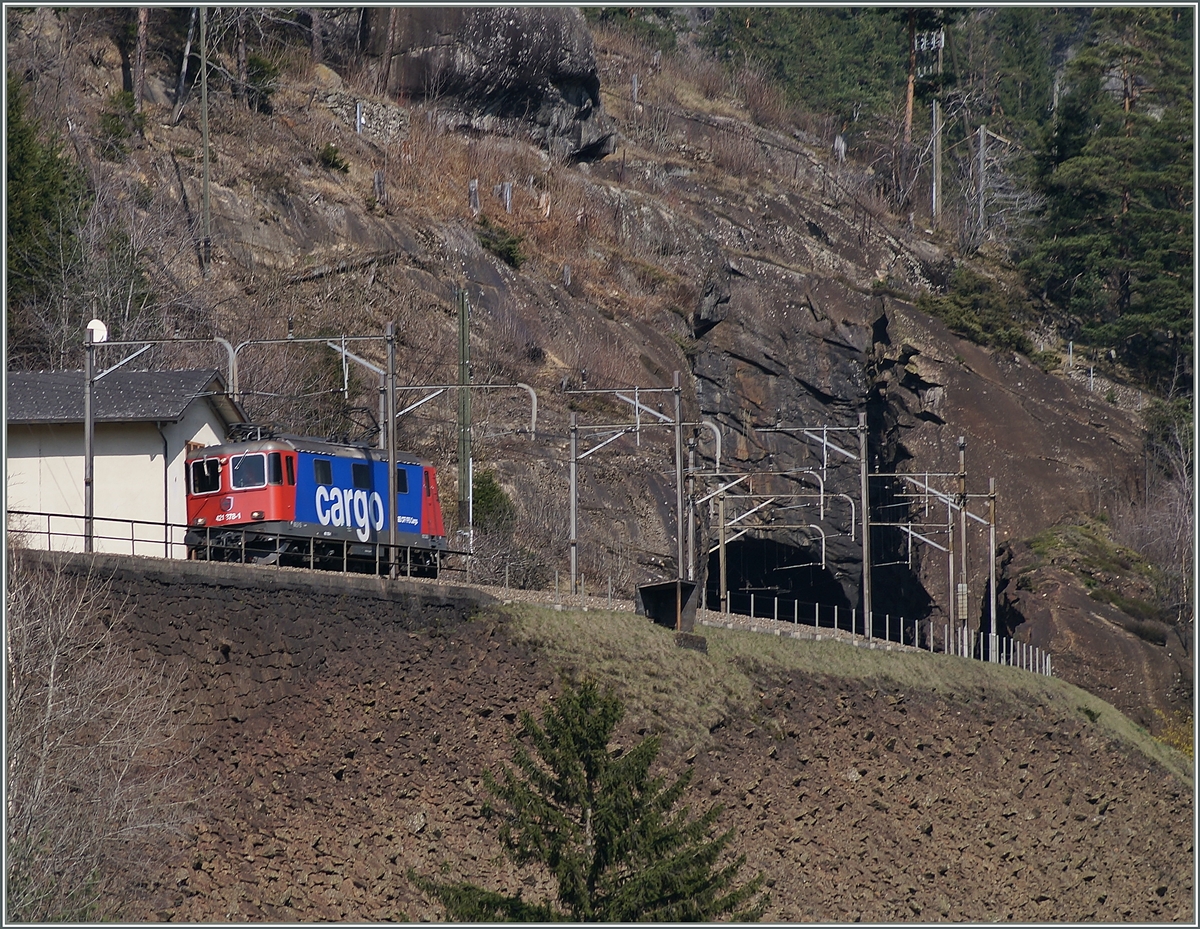 Die SBB Re 4/4 II (91 85 4421 378-1 CH SBBC) auf kurz nach dem Strahllochtunnel, von welchem im Hintergrund noch das Nordportal zu sehnen ist.
21. März 2014