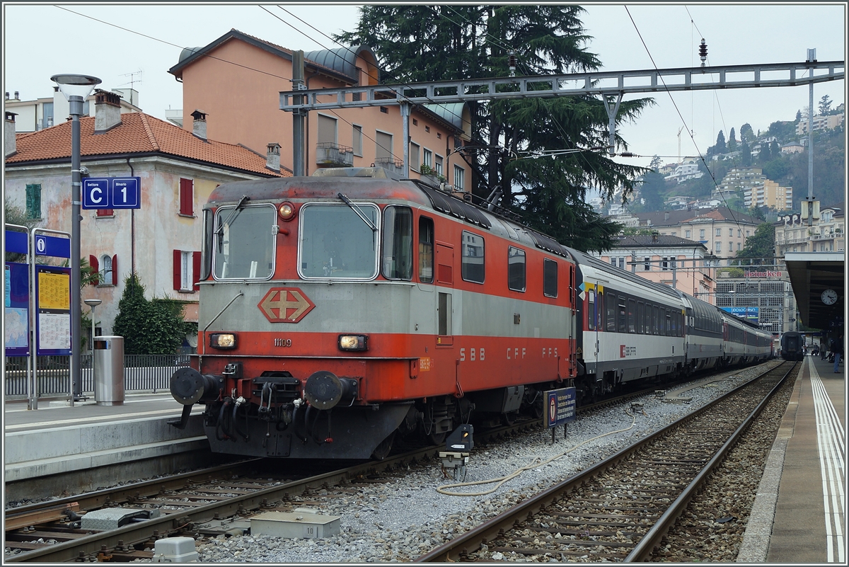 Die SBB Re 4/4 II 11109 in Locarno. 
21. März2014 