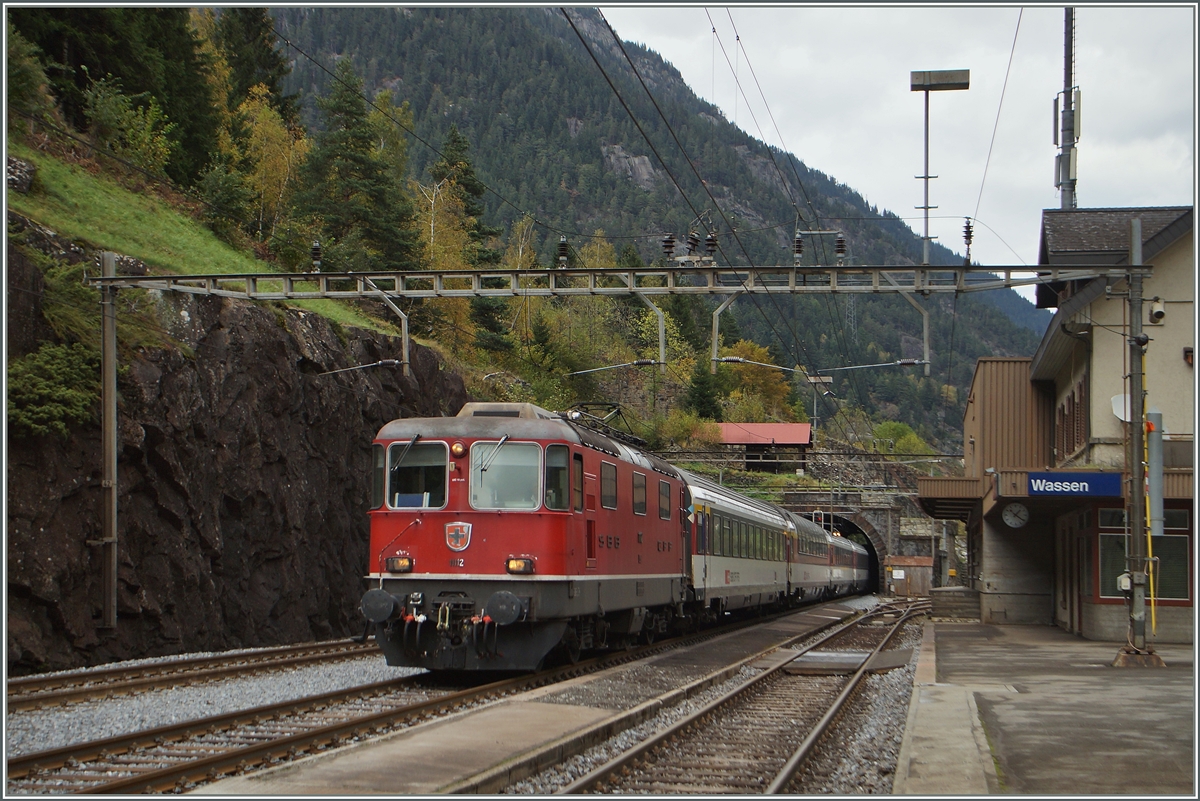 Die SBB Re 4/4 II 11112 mit einem IR bei der Durchfahrt in Wassen.
10.10.2014