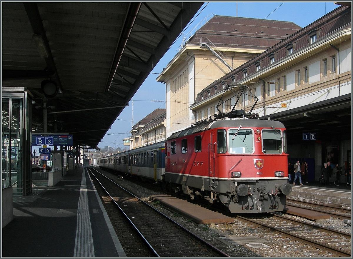 Die SBB Re 4/4 II 11126 wartet mit ihrer Dispo-Zug in Lausanne auf einen neuen Einsatz.
22. März 2016