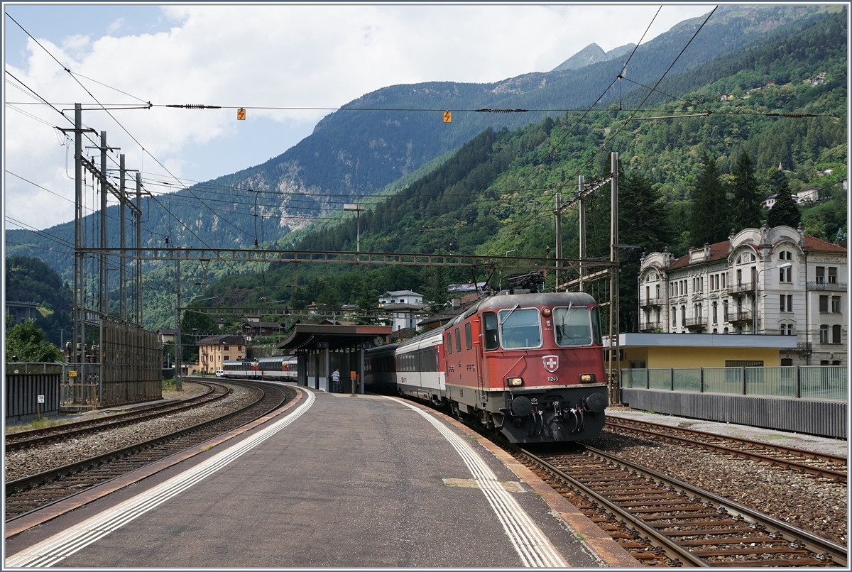 Die SBB Re 4/4 II 11245 mit einem IR nach Locarno beim Halt in Faido.
21. Juli 2016