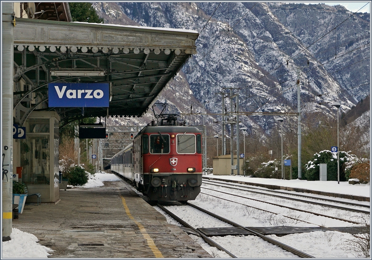 Die SBB Re 4/4 II erreicht mit einen IR nach Brig den Bahnhof Varzo (Simplonsüdrampe).
14. Jan. 2017