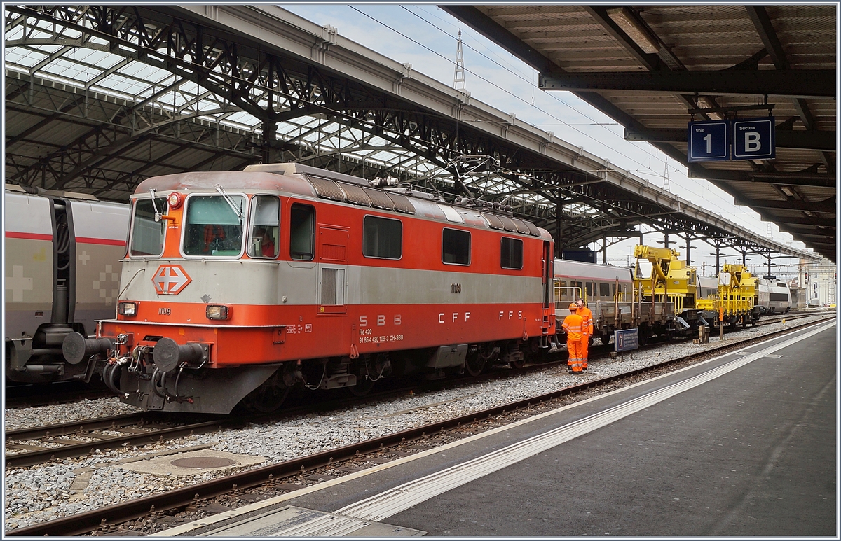 Die SBB Re 4/4 II 11108 (UIC 91 85 4 420 108-3 CH-SBB) ist mit einem kurzen Bauzug in Lausanne eingetroffen.
7. Juni 2018