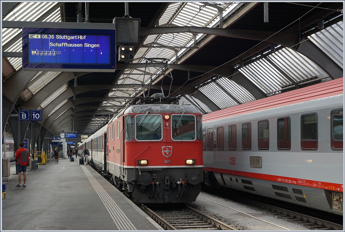 Die SBB Re 4/4 II 11131 wartet mit ihrem IC nach Stuttgart in Zürich auf die Abfahrt.
24. Juni 2018