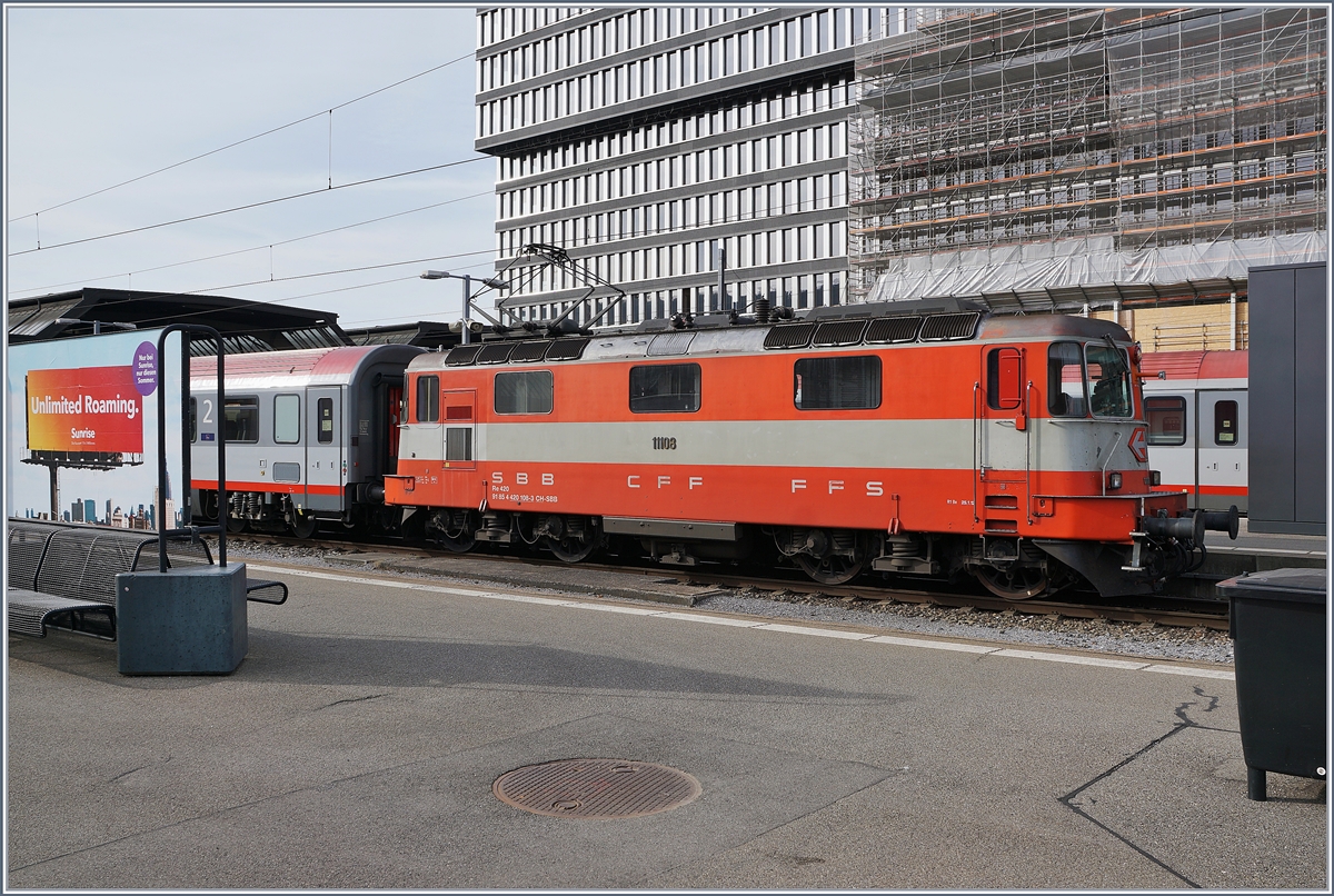 Die SBB Re 4/4 II 11108 (Swiss Express) mit einem EC nach Österreich in Zürich HB. 

24. Juni 2018