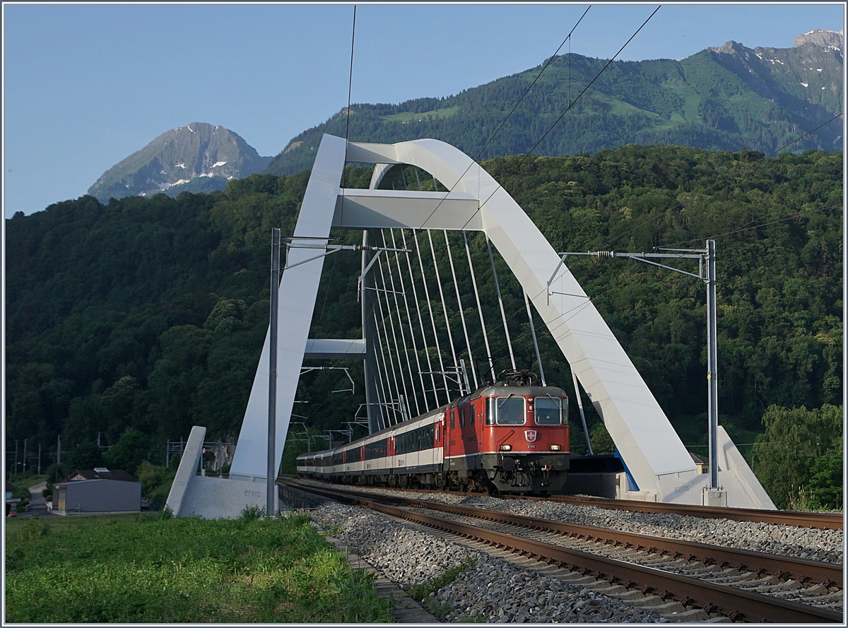 Die SBB Re 4/4 II 11195 mit einem HVZ IR 90 kurz vor Bex.

25. Juni 2019