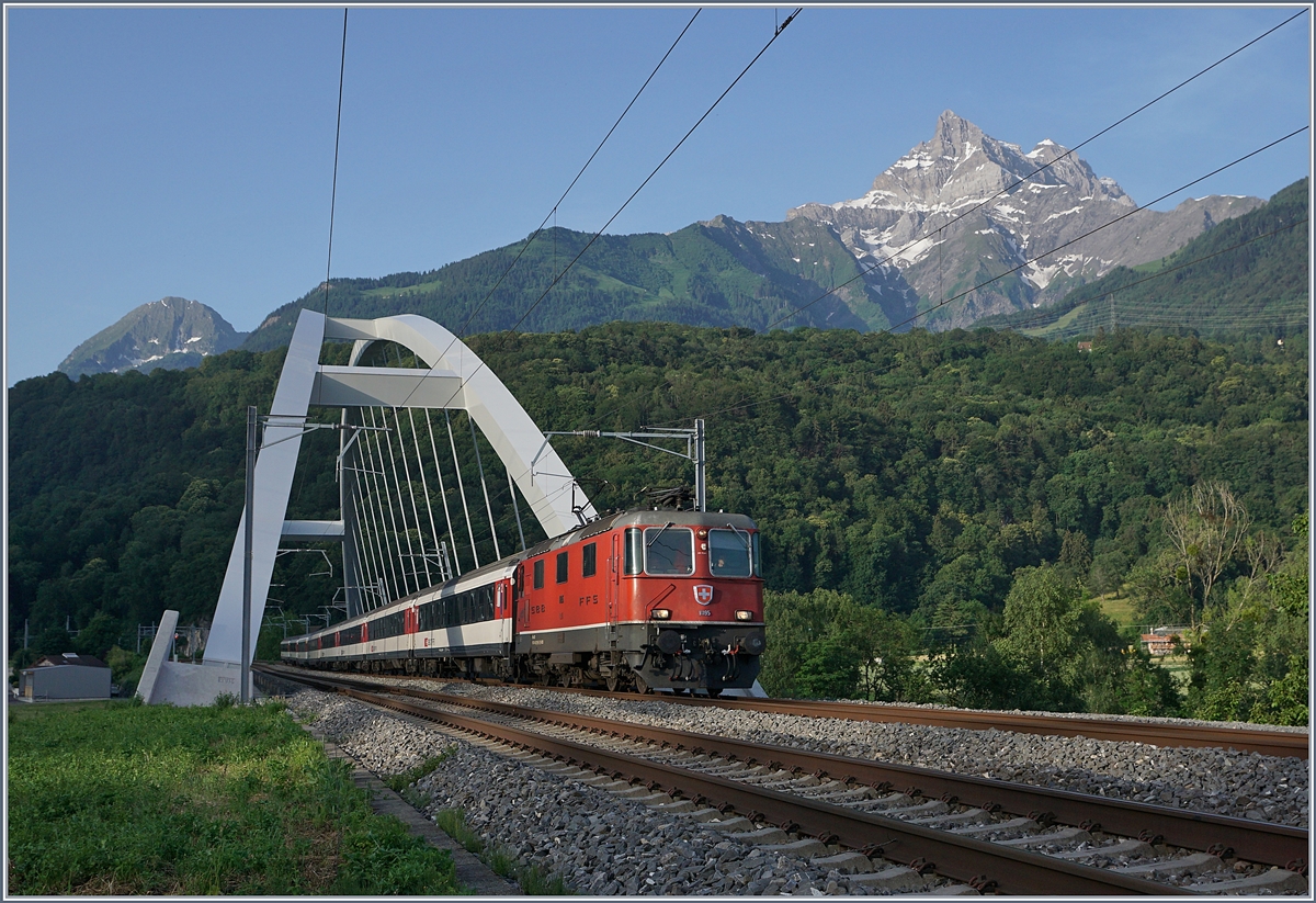 Die SBB Re 4/4 II 11195 mit einen IR 90 nach Genève Aéroport kurz vor Bex. Diese Stelle wird von dieser Seite nur wenige Tage um die Sommer-Sonnenwende für gut ein Stunde so ausgeleuchtet. 

25. Juni 2019