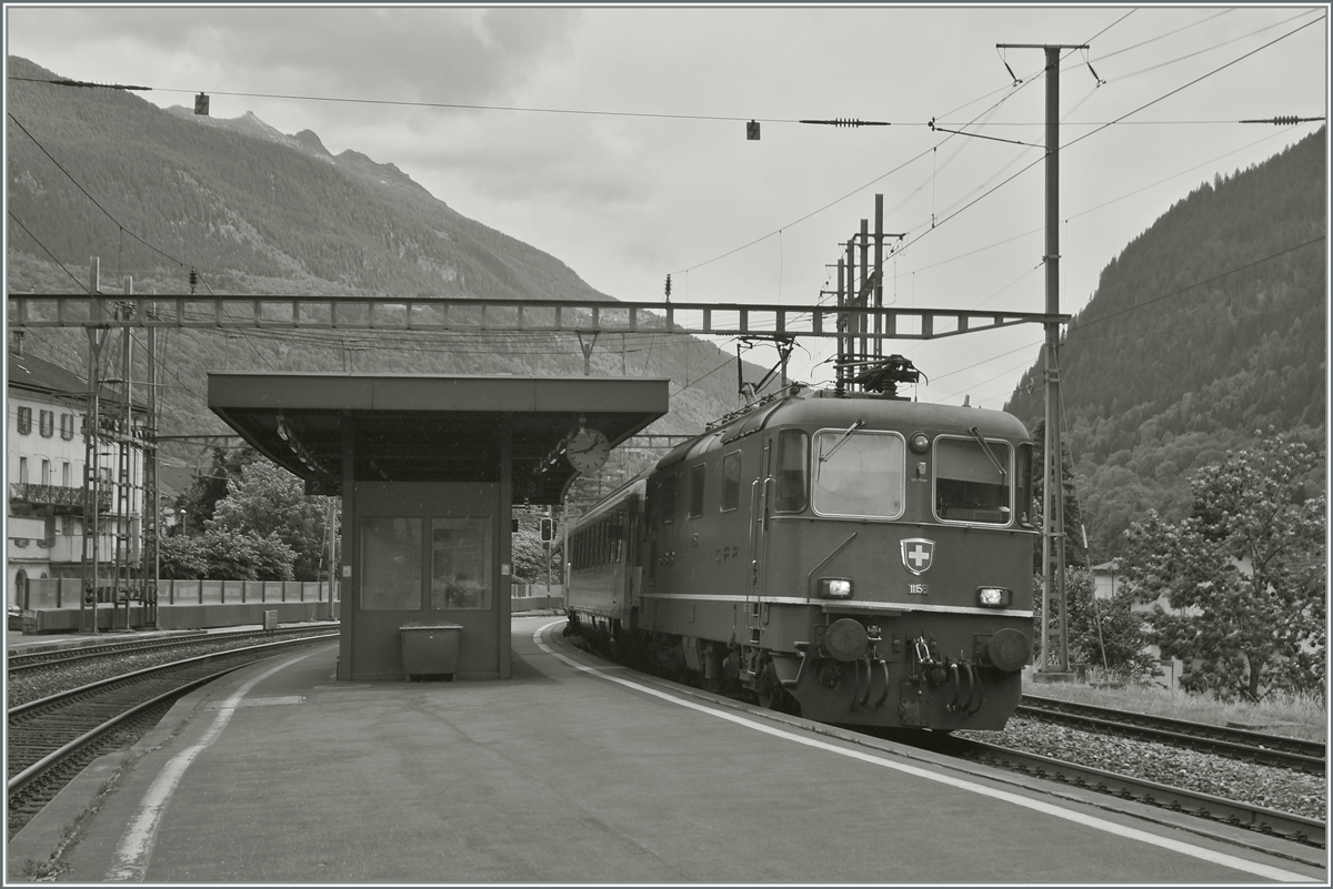 Die SBB Re  4/4 II 11158 mit einen  Gotthard -IR Richtung Norden beim Halt in Faido. 

23. Juni 2015