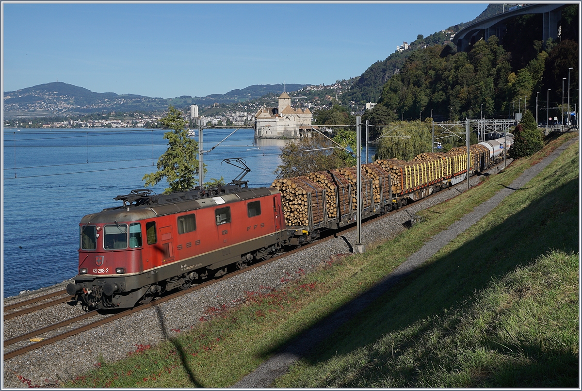 Die SBB Re 4/4 II 11298 mit einem Güterzug kurz vor Villeneuve.

11. Okt. 2019