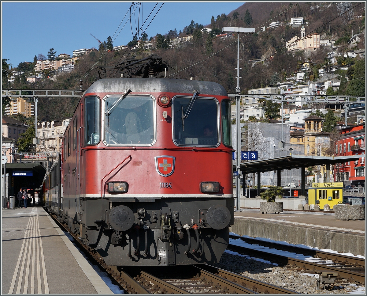 Die SBB Re 4/4 II 11164 wartet in Locarno mit einem IR auf die Abfahrt.

11. März 2016