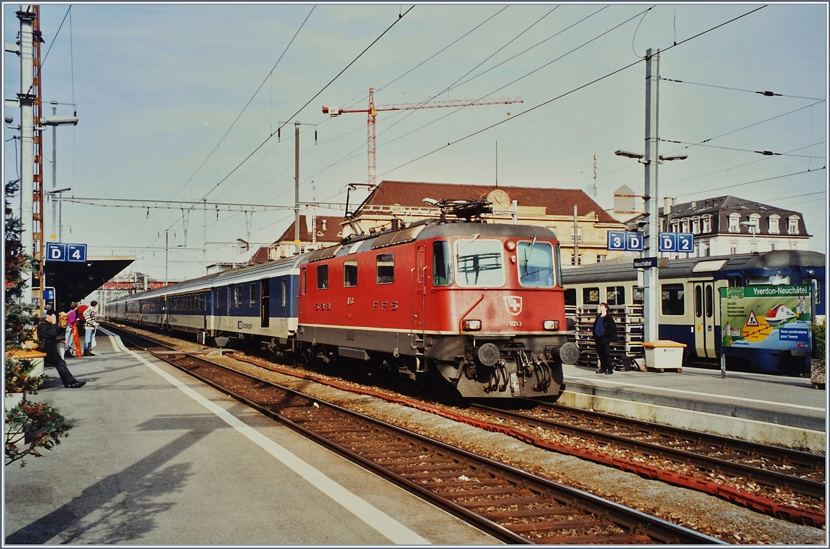 Die SBB Re 4/4 II mit einem BLS EW IV Reisezug auf der Fahrt nach Lausanne beim Halt in Neuchâtel. 

Mai 2001