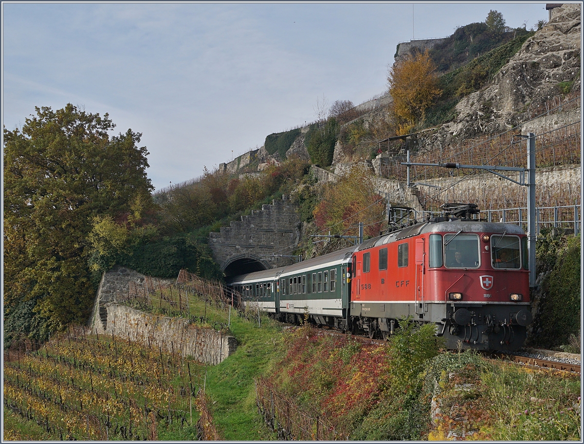 Die SBB Re 4/4 II 11198 mit einem Fussball-Fan Extrazug besthend aus ach Bpm 51 von Bern nach Sion auf der Train des Vigens Strecke zwischen Chexbres-Village und Vevey, auf welcher im Planbetrieb sonst nur kurze Pendelzüge fahren.

24. Nov. 2019 