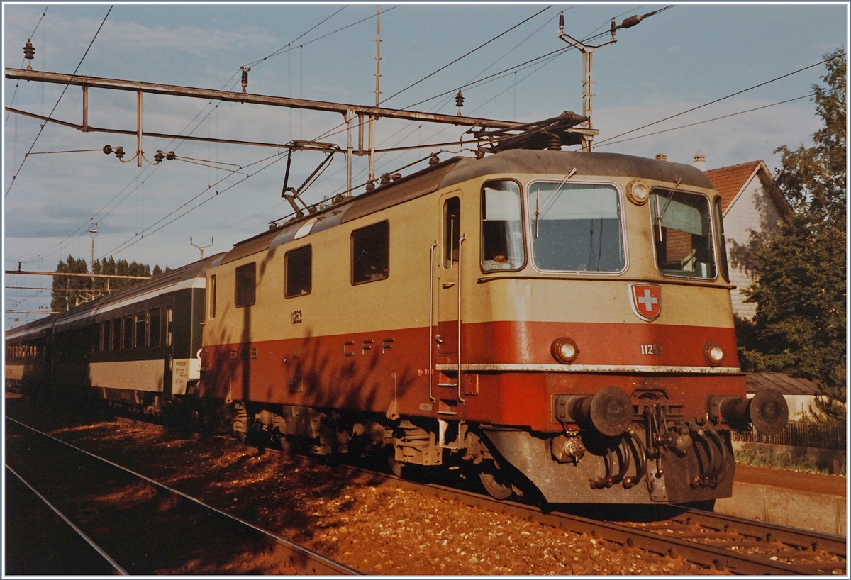 Die SBB Re 4/4 II 11253 mit dem (leider abgeschnitten) Schnellzug 538 Romanshorn -Zürich Biel/Bienne - Lausanne - Genève beim Halt in Grenchen Süd. Ausnahmsweise bestand der Schnellzug aus EW IV-Wagen (statt EW I/II).

4. August 1984