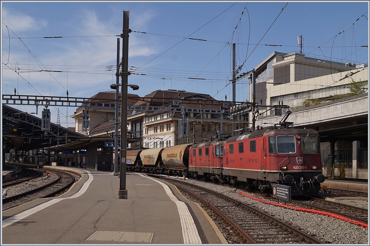 Die SBB Re 4/4 II 11250 und 11275 mit dem Getreidezug von Frankreich nach Italien beim Abwarten der Blockdistanz in Lausanne. 

17. April 2020