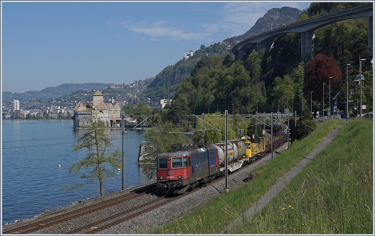 Die SBB Re 4/4 II 11268 (Re 420 268-5) ist mit einem Güterzug beim Château de Chillon unterwegs.

16. April 2020