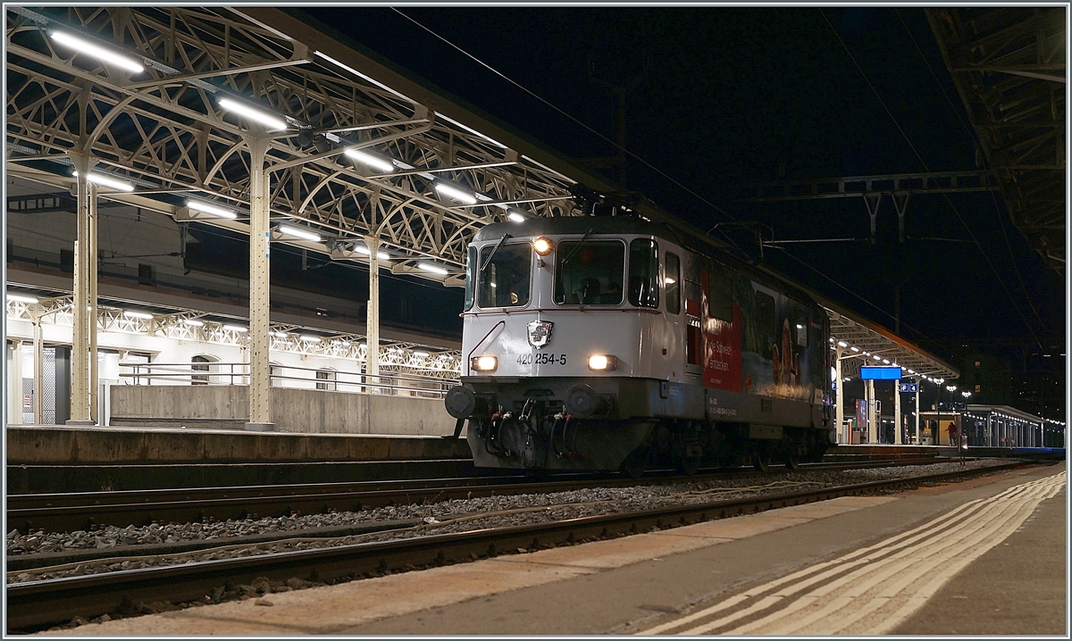 Die SBB Re 4/4 II 11254 (Re 420 254-5) wartet in Vevey auf die Weiterfahrt unter den von den SBB vorbildlich restaurierten historischen Bahnsteigdächer.

27. Nov. 2020