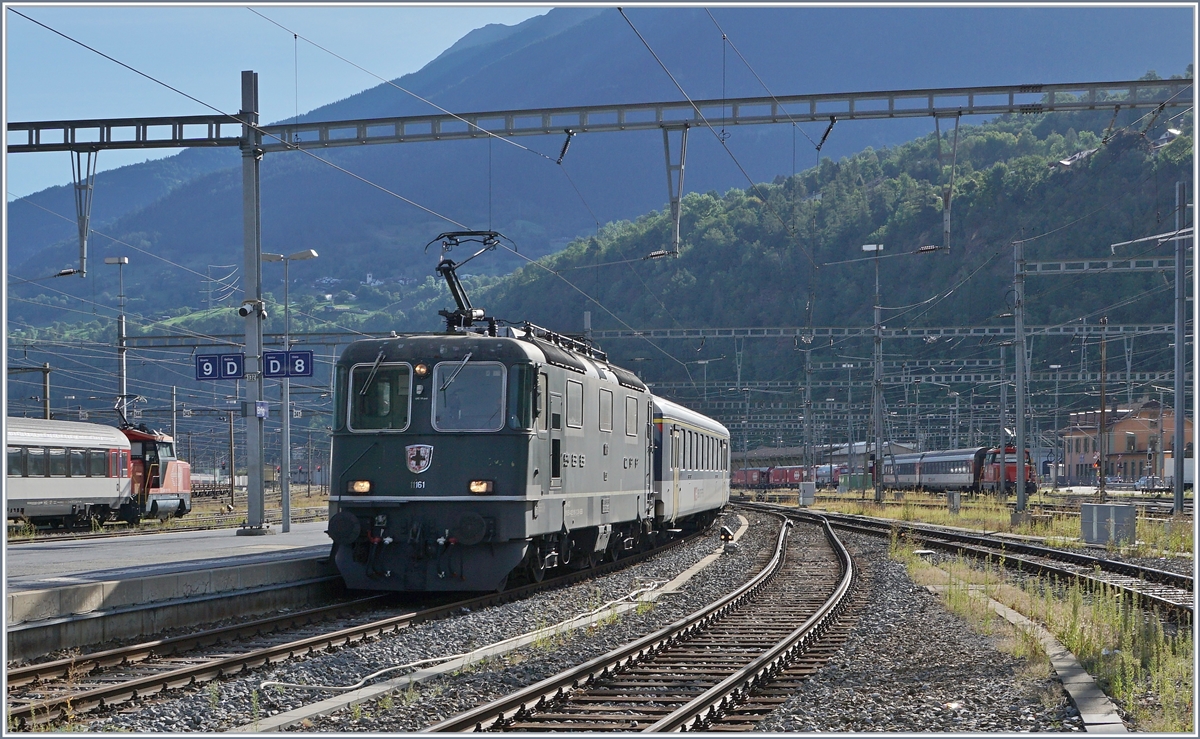 Die SBB Re 4/4 II 11161 erreicht mit ihrem IR von Iselle den Bahnhof von Brig. 
(Baubedingte Simplonsperre Spätsommer 2020)

19. Aug. 2020