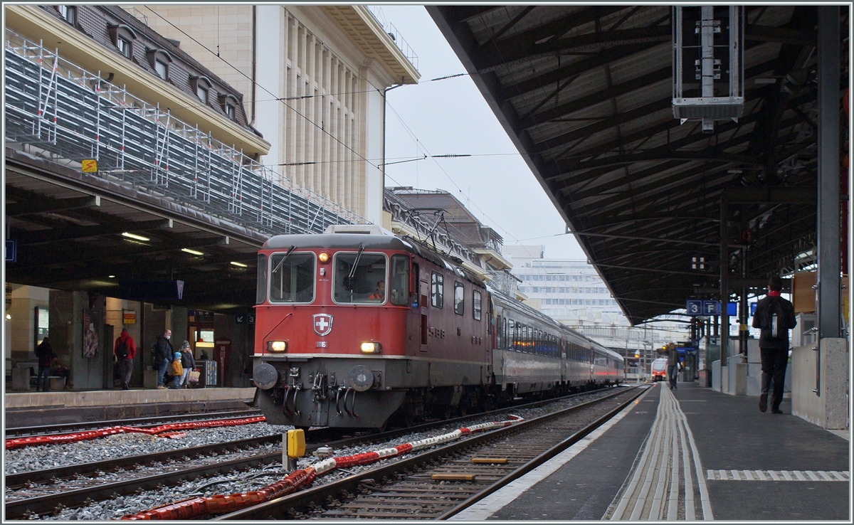 Die SBB Re 4/4 II 11116 mit der Kompositoin des IR Neuchâtel - Lausanne - Neuchâtel kurz vorn dem Fahrplanwechsel beim Manöver in Lausanne. Es war eine der letzten Re 4/4 II Leistungen im Personenverkehr in der Westschweiz, ab dem Fahrplanwechsel wurde der IR verpendelt. 

8. Dez. 2021