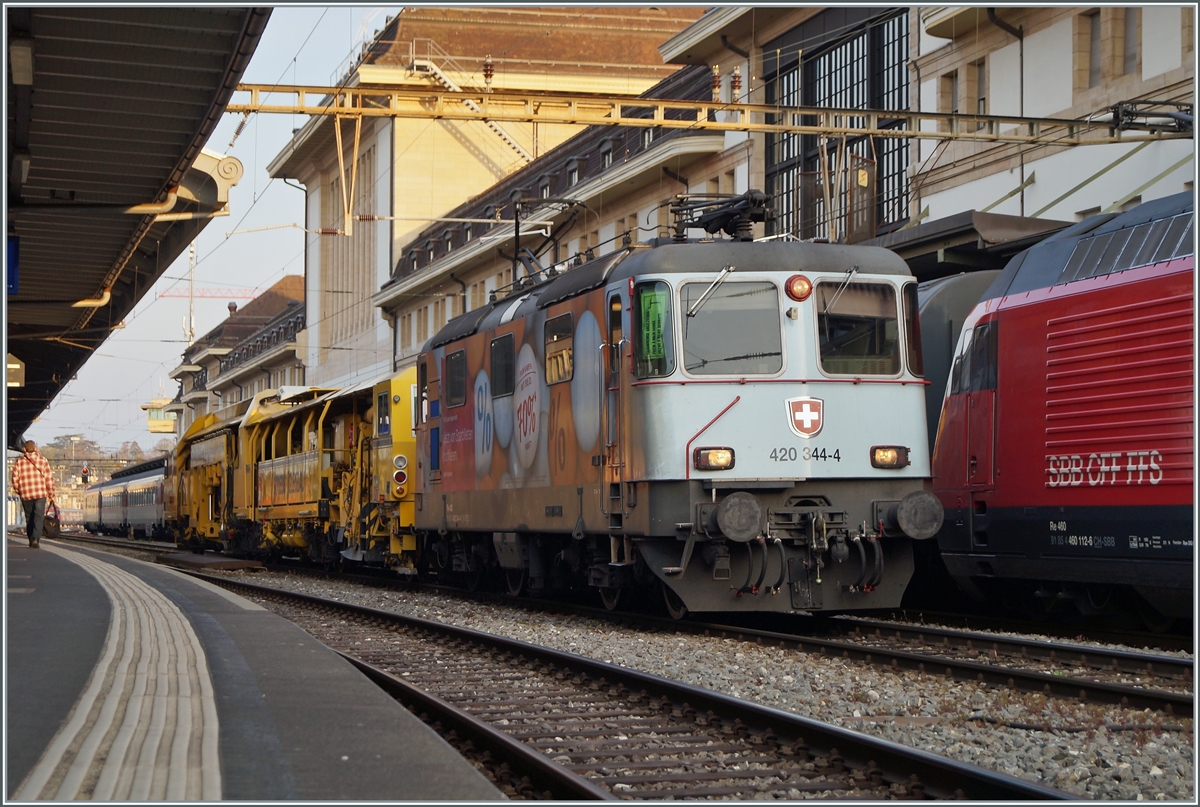 Die SBB Re 4/4 II 11344 (Re 420 344-4) wartet im einer Gleisbaumaschine in Lausanne auf die Weiterfahrt. 

17. April 2021