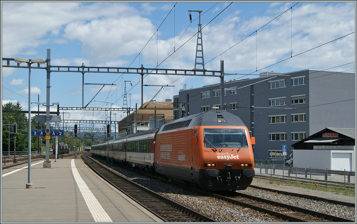 Die SBB Re 460 003-1 wirbt für EasyJet. 
Morges den 27. Juli 2015