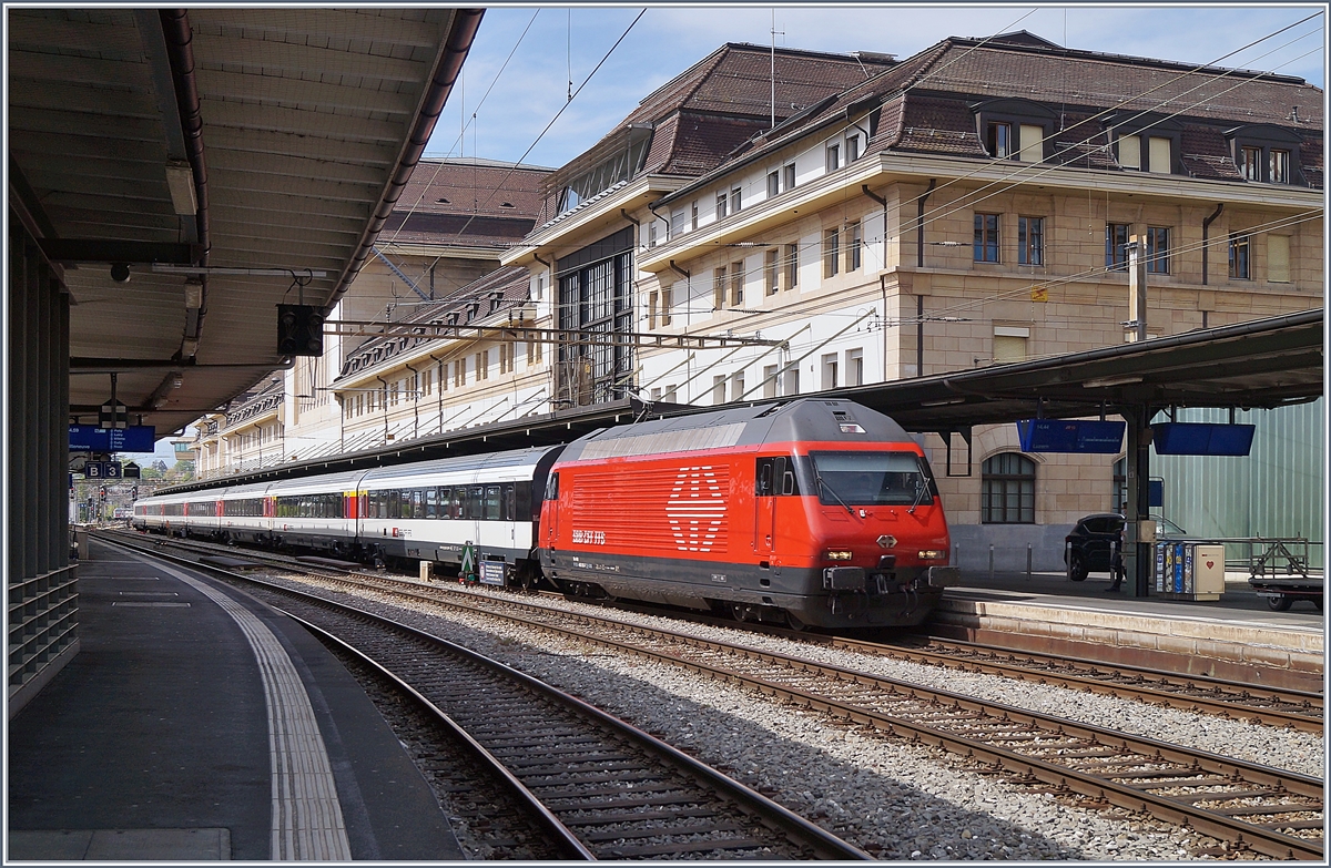 Die SBB Re 460 003-7 mit eine mir nach Luzern beim Halt in Lausanne. 

17. April 2020