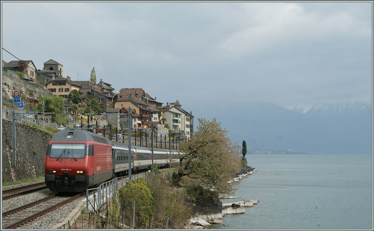 Die SBB Re 460 003-8 mit einem IR bei St-Saphorin.
16. April 2012