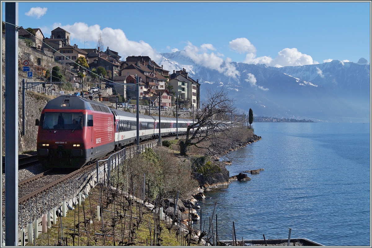 Die SBB Re 460 004-5 mit einem IR bei St-Saphorin.
22. Feb. 2014