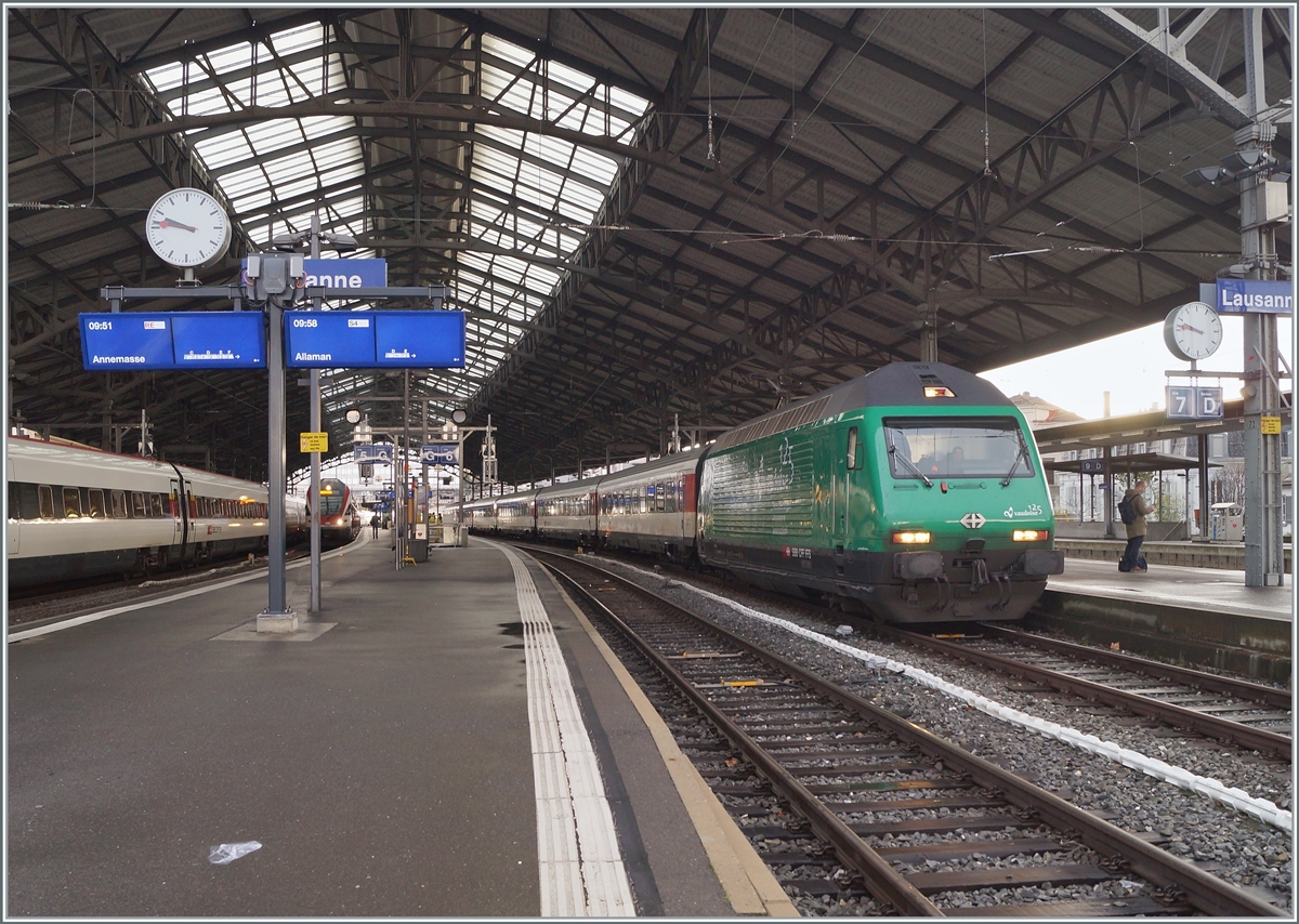 Die SBB Re 460 007  Vaudoise assurances  mit ihrem IR 90 von Brig nach Genève-Aéroport in Lausanne.

30. Dez. 2020