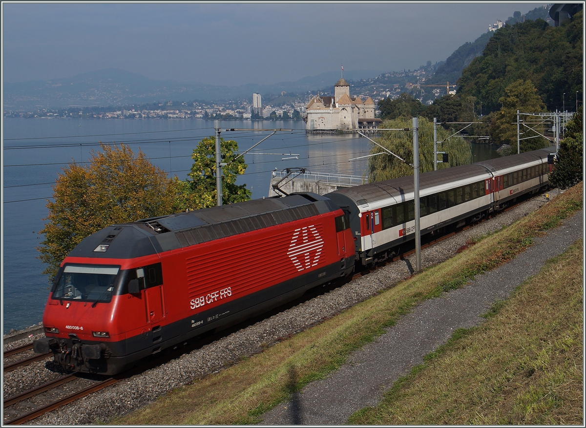 Die SBB Re 460 008-6 mit eiem IR beim Château de Chillon. 

2. Okt. 2015