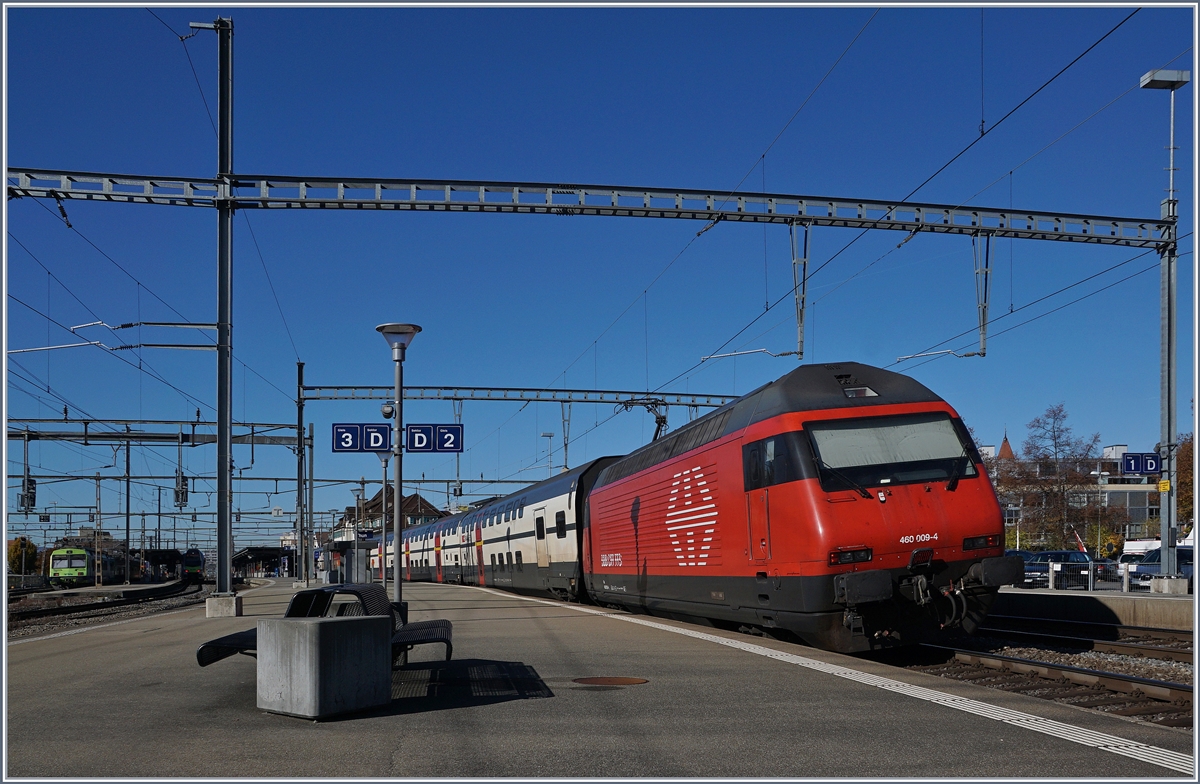 Die SBB Re 460 009-4 wartet in Thun auf die Abfahrt Richtung Bern.
29. OKt. 2016