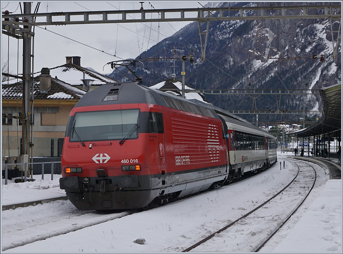 Die SBB Re 460 016 mit einem IR in St-Maurice.
11. Dez. 2017